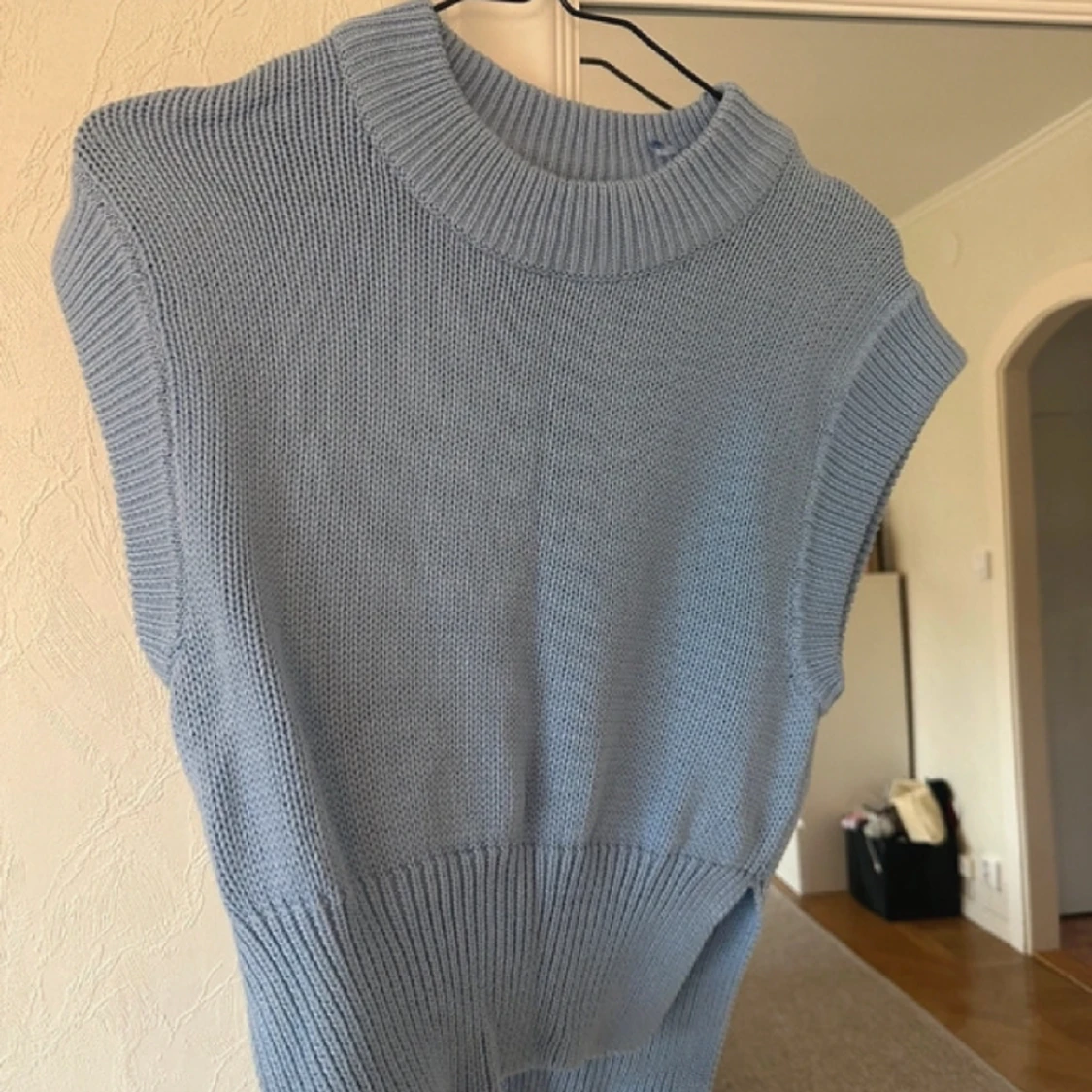 Blå stickad kortärmad  - 90