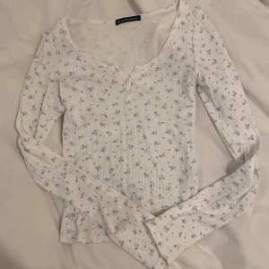 Tröja  - Säljer denna supersnygg tröjan i st xs, jätte bra skick 