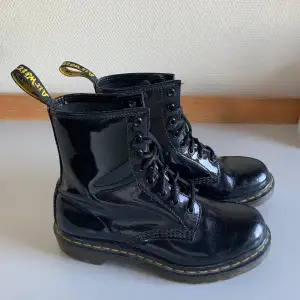 Säljer mina svarta glansiga Dr Martens. Använd skick, men ser ändå bra ut!