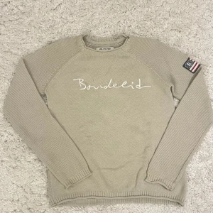 stickad tröja  - skönt tröja som säljs då den inte passar mig längre använd endast ett fåtal gånger det finns en liten fläck på framsidan som knappt syns (visas på sista bilden). skriv för fler bilder/ frågor ⭐️