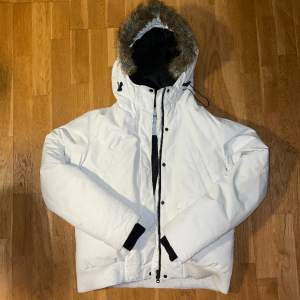 Säljer Everest Vinter jacka med Fur coat. strl 38 motsvarar Medium. Hella tuff och håller dig fett warm 💰💰💰🔫🔫🔫😫😫