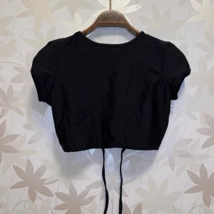 Top med öppen rygg - Topp med öppen rygg från NA-KD. Aldrig använd med prislapp kvar