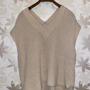 Stickad tröja - Stickad tröja/väst från Haily’s. Använd ett fåtal gånger. Bra skick