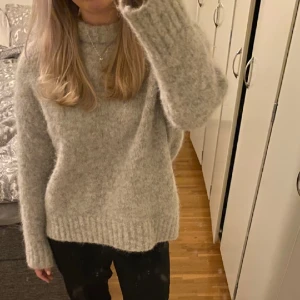 stickad tröja - Säljer en stickad tröja från edited, nypris 1095. Väldigt bra skick men som inte kommer till användning. Säljer i beige, kontakta för fler bilder💕