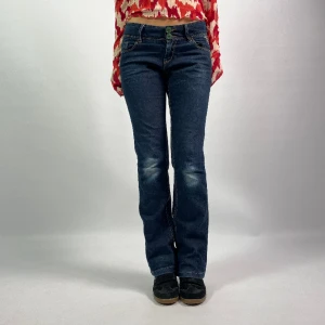 Lågmidjad jeans - 17. Lågmidjade bootcut jeans med nitar  Pris: 599 kr Frakt: 60 kr  Storlek: 36  Modellen är 172 cm lång och bär vanligtvis storlek 34/36