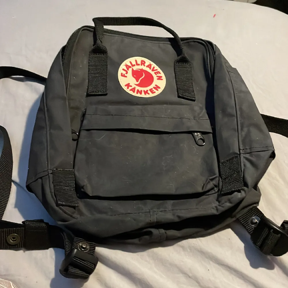 En väska som är perfekt för skolan eller bara en vanlig dag i skogen. Använt tre gånger och i praktisk sätt helt ny. Väskor.