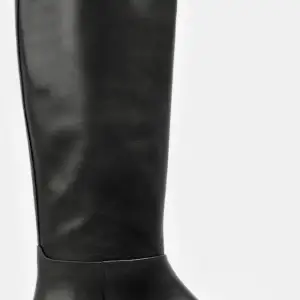 Boots från Flattered modell Frances leather. Färg svart. St 40. Använda vid 2-3 tillfällen så i perfekt skick! 