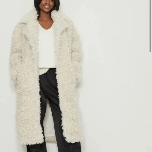 Fluffig kappa - Helt ny med lappar kvar, storlek 36