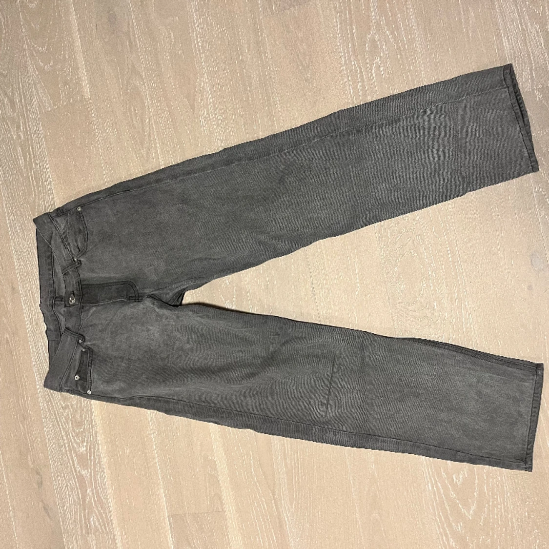 Grå jeans