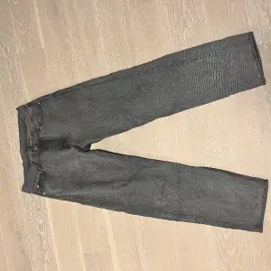 Grå jeans från junkyard storlek 30/32 skick 10/10 inte använda