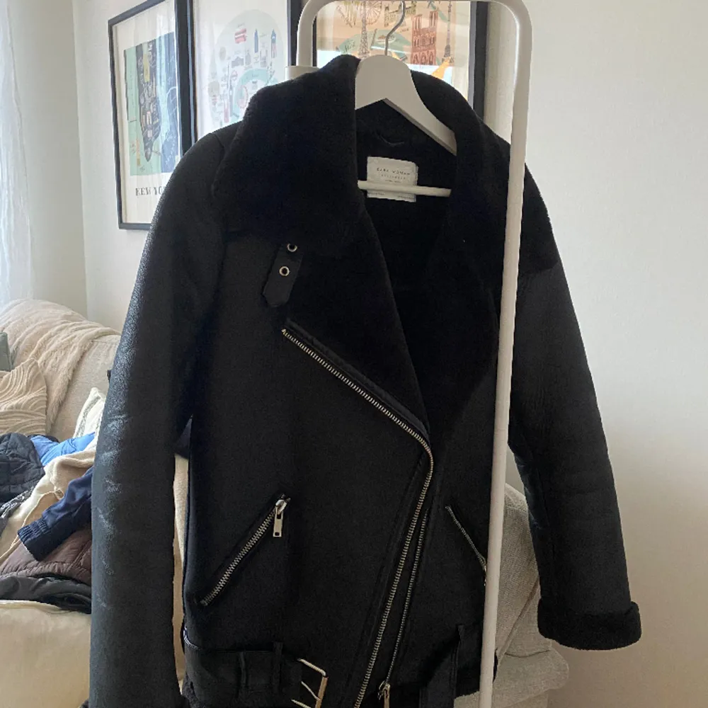 Säljer denna fina jacka från Zara pga använder knappt. Storlek XS men ganska stor så kan bäras av S/M beroende på hur man vill att den ska sitta.   Bor i Stockholm.. Jackor.