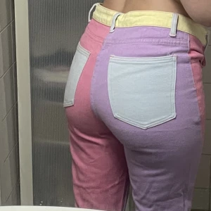 Jeans i härliga färger  - Pastellfärgade originella jeans som är i fint skick! 