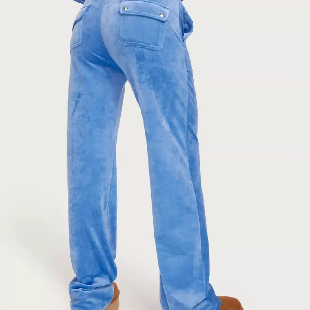 säljer ett par blå juicy byxor i storlek xs, inget fel  men dem kommer inte till andvändning längre. Jeans & Byxor.