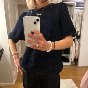 Marinblå stickad T-shirt  - Stickad T-shirt i storlek S/M