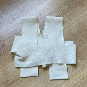 Vit topp - Vit så fin topp som man knyter i bak. Sitter verkligen så fint på, ser inte ut som alla andra basic toppar.