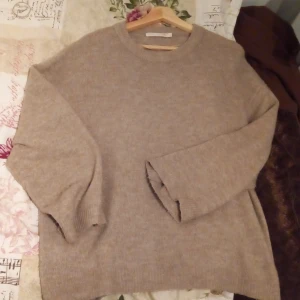 Stickad tröja - En beige stickad tröja som är väl använd. Jötte fin o jötte skön. 🤎🤎🤎