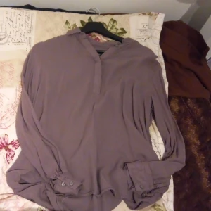 Grå tröja - Säkjer en grå tröja då den har blivit för liten. Jätte fin till sommaren😍😍