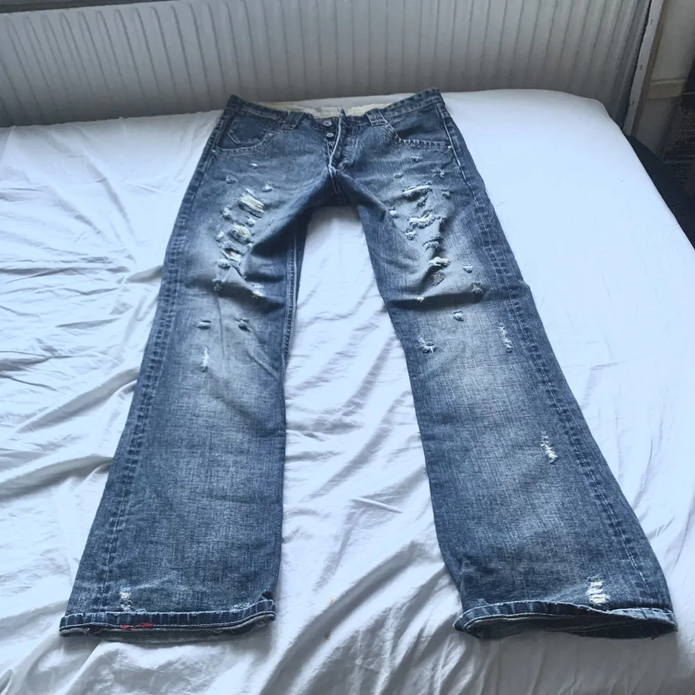 Lowaist ripped jeans. Fint skick, storlek 33 midjemått 42cm rakt över, innerbenslängd 85cm . Jeans & Byxor.