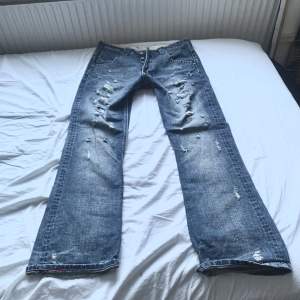 Lowaist ripped jeans. Fint skick, storlek 33 midjemått 42cm rakt över, innerbenslängd 85cm 