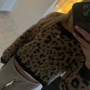 Leopard tröja - Skit snygg tröja med leopard mönster, jättemysig och varm🙌🏼 använd fåtal gånger Kan gå ner i pris vid snabb affär!