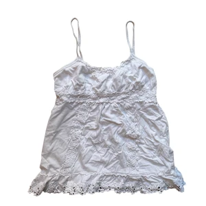 y2k cami top - super fin topp med spets! måste tyvärr sälja då den är för liten för mig 😔Passar en XS bäst. Köparen står för frakt! 💓