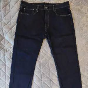 Levi's jeans som har aldrig använts. Inga skador eller sånt. Regular fit. Ny pris: 999 kr