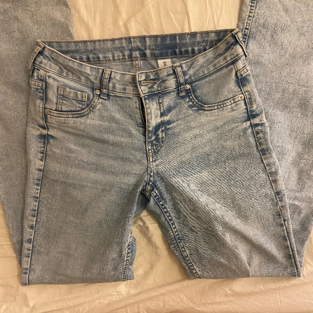 Säljer ett par snygga bootcut ljusblåa jeans som är lågmidjade✨💕. Jeans & Byxor.