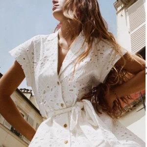 Vit klänning Zara - Min fina klänning från Zara som jag enbart har använt på min student med knappar och knytning ( skriv för egna bilder ) 🫶🏼🤍