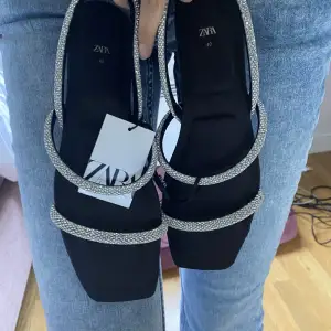 Sandaler från zara i storlek 40, oanvända. Nypris: 400kr