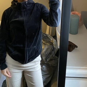 Svart kofta med hög krage - Svart velourkofta med hög krage  Strl M, en aning mindre i storleken 