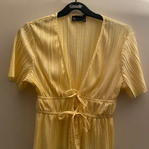 Gul sommar topp - Ribbad topp perfekt till sommaren, aldrig använd. Säljer pga för liten.