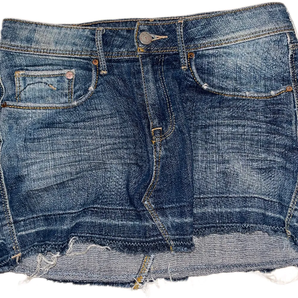 Säljer min älskade jeans kjol då den blivit för liten. Den är lågmidjad och kort. Den sitter bra och är behaglig. Den är köpt på h&m för länge sen. Finns inte längre i butik.. Kjolar.