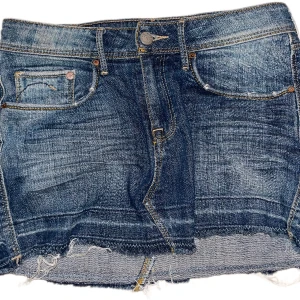 Lågmidjad jeans kjol - Säljer min älskade jeans kjol då den blivit för liten. Den är lågmidjad och kort. Den sitter bra och är behaglig. Den är köpt på h&m för länge sen. Finns inte längre i butik.