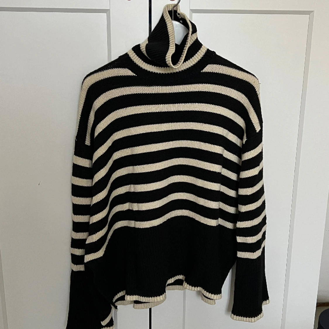 TOTEME - Signature Stripe Turtleneck Black - 90