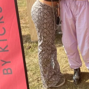 Mönstrade byxor  - As coola orm mönstrade byxor som aldrig kommer till användning för mig. Har lappat byxorna längst ner för att få mer bootcut känsla, skriv för bild på de. Byxorna är små i strl. Köpta för 700kr på Zalando (andra bilden lånad) 