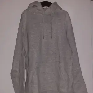 -Oversized hoodie i grå färg - aldrig använd