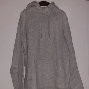 Hoodie - -Oversized hoodie i grå färg - aldrig använd