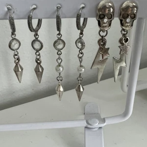 Örhängen  - Säljer dessa örhängena, vet inte materialet men köpta på en smyckes hemsida.  Döskalle örhängen: 150kr / par annars 80kr styck Långa hängande: 150kr / par annars 80 styck  Korta: 120 / par annars 70kr styck 