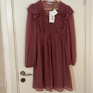 Zara - chiffong klänning  - Helt ny med prislappen kvar!