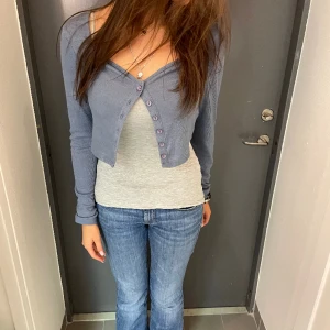 BLÅ CROPPAD KOFTA  - Blå grå Croppad kofta Storlek S/M  Modell 175 cm Skriv för fler bilder/ frågor