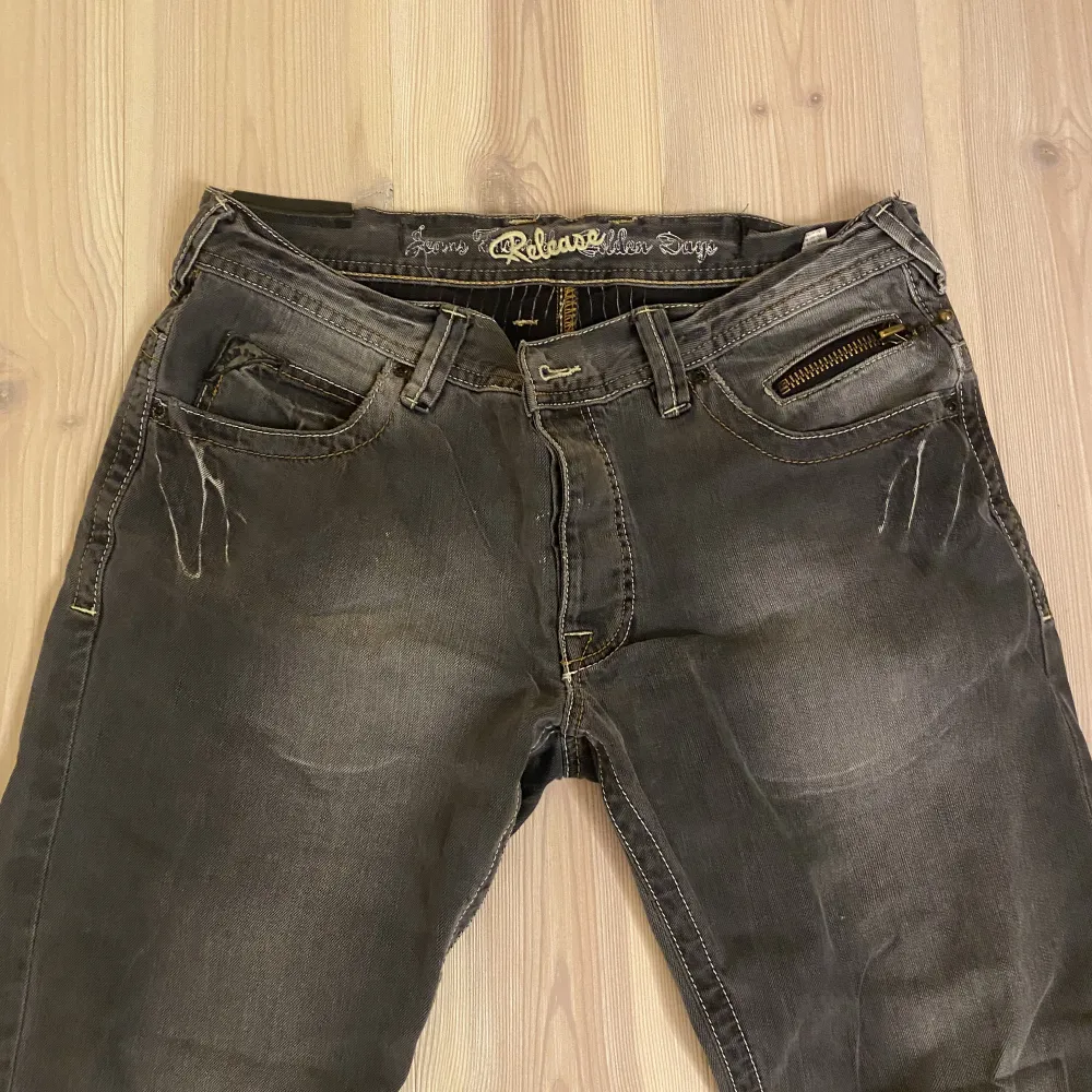 Skit coola jeans som jag köpt secondhand. Hör av dig ifall du har frågor🫶. Jeans & Byxor.