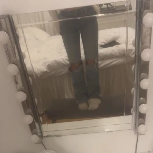 Jeans - Säljer ett par sjukt snygga jeans med hål på knäna💕 Storlek 34