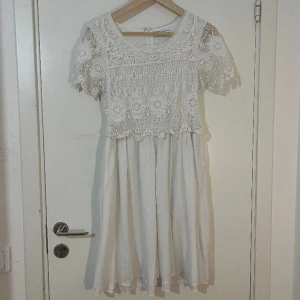 Vitklänning - Braskick