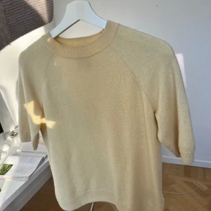 Kashmir tröja - Så mjuk och härlig Kashmir tröja i en så fin ljusgul färg💛💛
