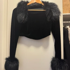 Magtröja med pälskrage - Magtröja med pälskrage och päls vid ärmarna! Kommer från Cider, kan skicka fler bilder samt diskutera pris vid ibtresse💖