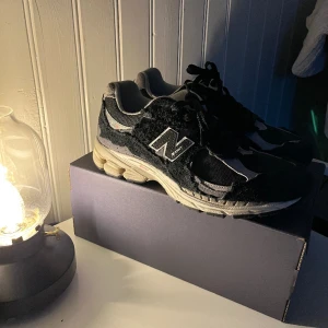 New balance 2002r protection pack  - Säljer nu mina new balance 2002r protectionpack black and white då jag inte använder de. Köpta på sns, kvitto finns. Använda sparsamt 4/5 gånger. Hör gärna av dig vid fler frågor!