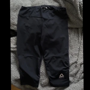 reebok biker shorts - reebok biker shorts i storlek M den formar kroppen så snyggt 
