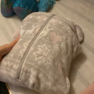 Pyamas - Jätteskön. Sitter bra. Pömsig. Varm