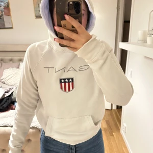 Gant hoodie  - Vit gant hoodie, sliten på slutet av hoodien vid händerna, därav priset