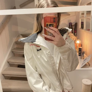 Helly hansen regn jacka - Vit helly hansen regn jacka strl M men justerbar storlek fint skick